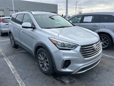 Used 2017 Hyundai Santa Fe SE image 1