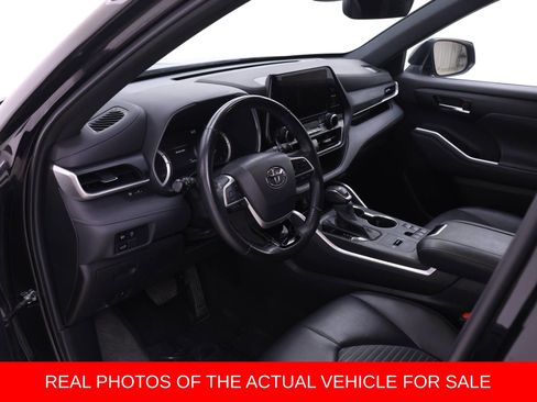 Used 2023 Toyota Highlander XSE FWD image 3