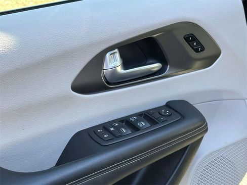 Used 2024 Chrysler Pacifica Touring-L image 18