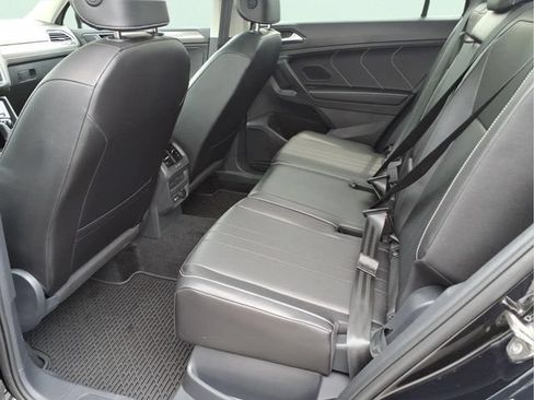 Used 2024 Volkswagen Tiguan SE w/ Panoramic Sunroof Package AWD/4WD image 18