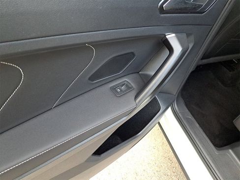 Used 2022 Volkswagen Tiguan SE image 10