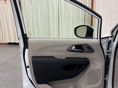 Used 2023 Chrysler Pacifica Touring-L image 18