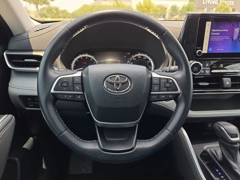 Used 2023 Toyota Highlander LE FWD image 21