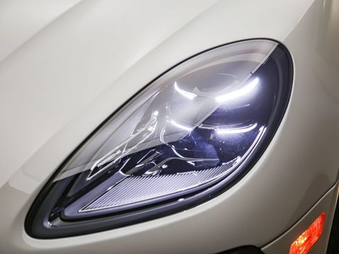 Certified 2025 Porsche Macan AWD/4WD image 11