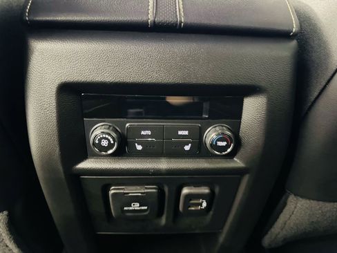 Used 2023 Chevrolet Traverse Premier FWD image 27