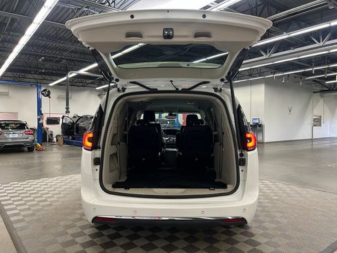 Used 2024 Chrysler Pacifica Touring-L FWD image 9