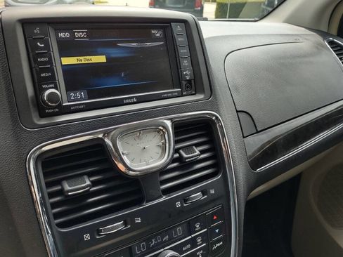 Used 2015 Chrysler Town & Country Touring w/ Driver Convenience Group image 22