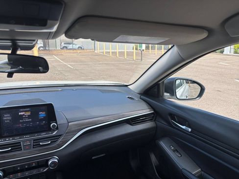Used 2025 Nissan Altima 2.5 SV FWD image 35