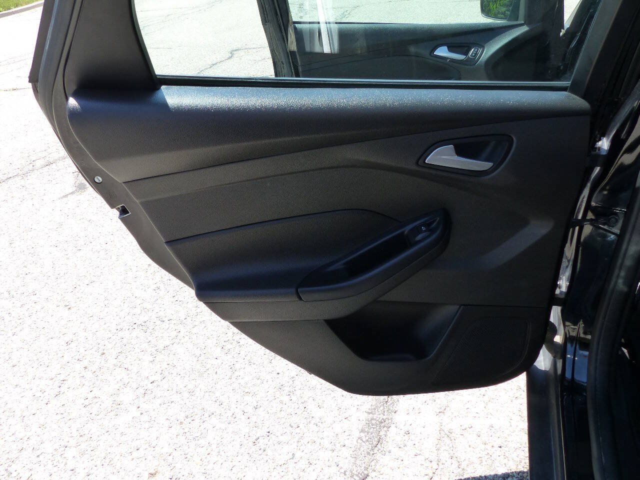Used 2016 Ford Focus SE w/ SE Cold Weather Package FWD image 35