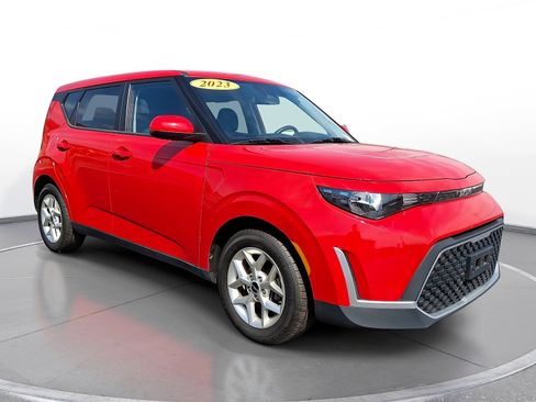 Used 2023 Kia Soul LX w/ LX Technology Package FWD image 1