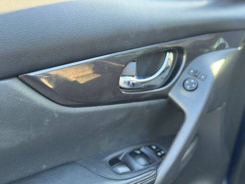 Used 2018 Nissan Rogue S image 11