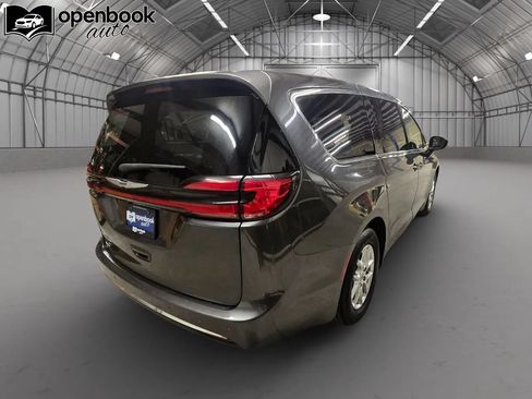 Used 2023 Chrysler Pacifica Touring-L FWD image 5
