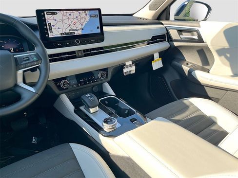 New 2025 Mitsubishi Outlander SE image 25