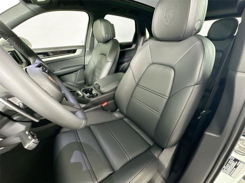 Certified 2026 Porsche Cayenne Coupe AWD/4WD image 5