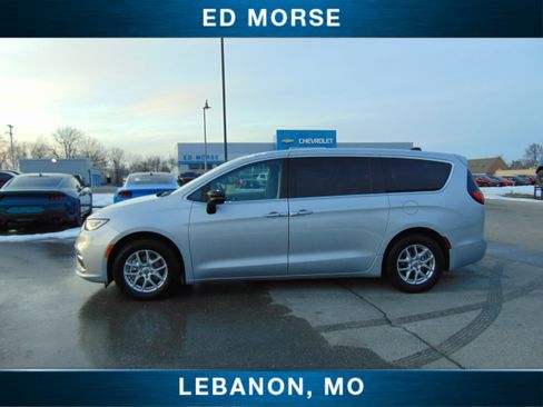 Used 2024 Chrysler Pacifica Touring-L image 2