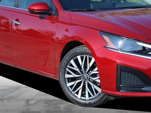 Certified 2025 Nissan Altima 2.5 SV w/ SV Premium Package FWD image 3