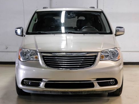 Used 2016 Chrysler Town & Country Touring-L FWD image 6
