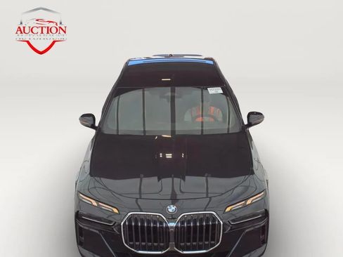 Used 2025 BMW 740i xDrive AWD/4WD image 2