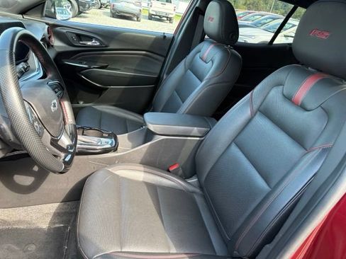 Used 2025 Chevrolet Trax RS w/ Sunroof Package FWD image 9