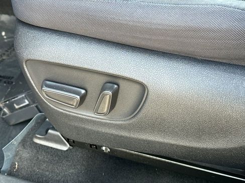 Used 2023 Toyota Highlander L image 19