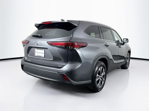 Certified 2025 Toyota Highlander XLE image 12