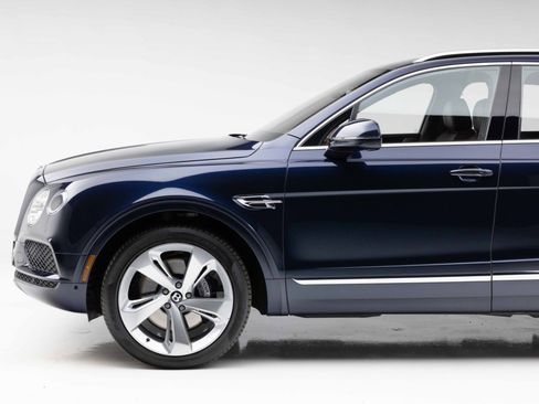 Used 2019 Bentley Bentayga AWD/4WD image 17