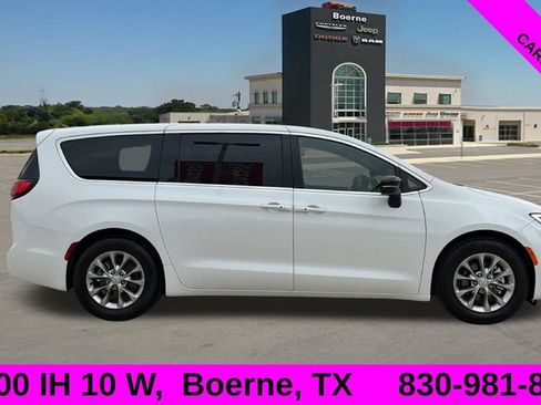 Used 2026 Chrysler Pacifica Limited FWD image 2