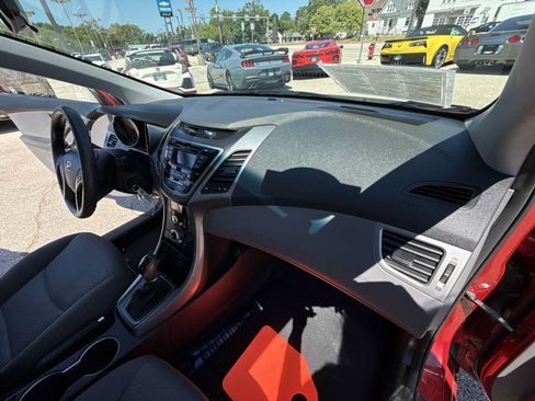 Used 2014 Hyundai Elantra SE FWD image 24