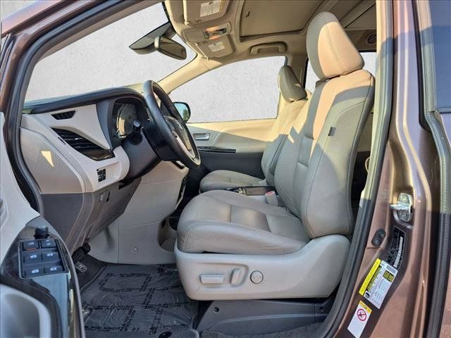 Used 2019 Toyota Sienna XLE Premium FWD image 16