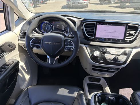 Used 2023 Chrysler Pacifica Touring-L FWD image 13