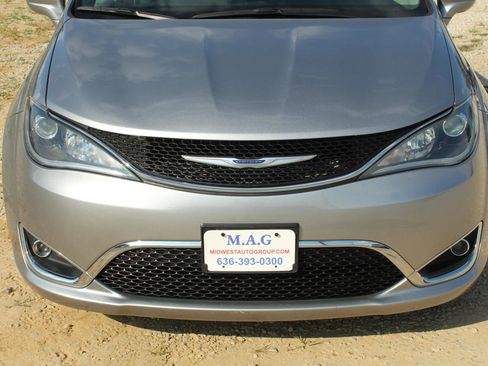Used 2019 Chrysler Pacifica Touring Plus FWD image 9