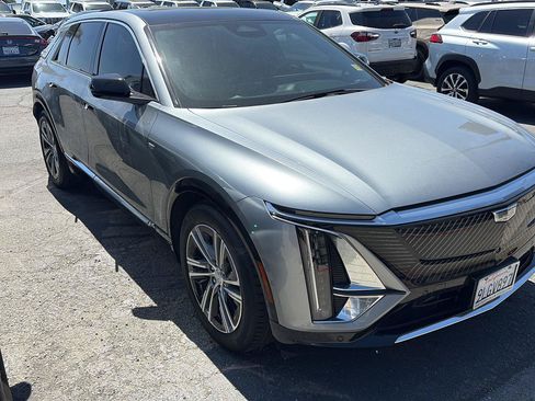 Used 2024 Cadillac Lyriq Luxury AWD/4WD image 6