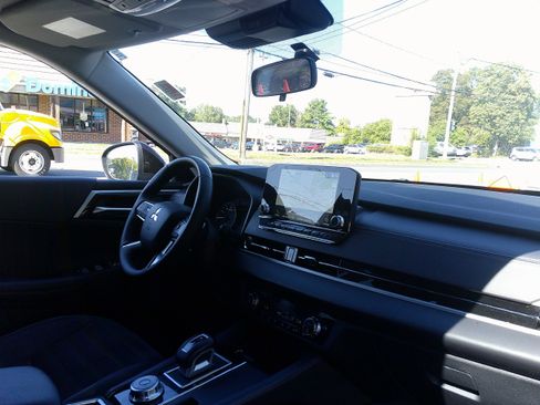 Used 2024 Mitsubishi Outlander SE image 24