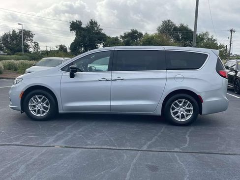 Used 2026 Chrysler Pacifica Select FWD image 4