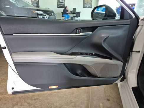 Used 2022 Toyota Camry XLE FWD image 19