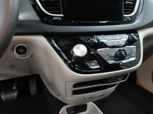 Used 2024 Chrysler Pacifica Touring-L FWD image 49