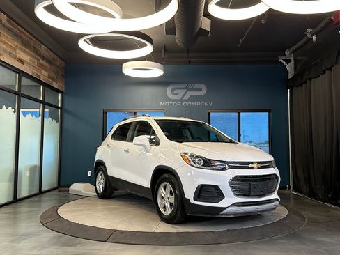 Used 2018 Chevrolet Trax LT w/ LT Convenience Package FWD image 1
