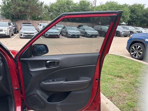 Used 2022 Hyundai Venue Limited FWD image 16
