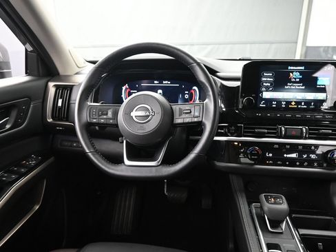 Certified 2025 Nissan Pathfinder Platinum FWD image 12