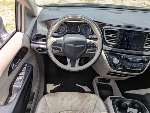Used 2019 Chrysler Pacifica Limited FWD image 13