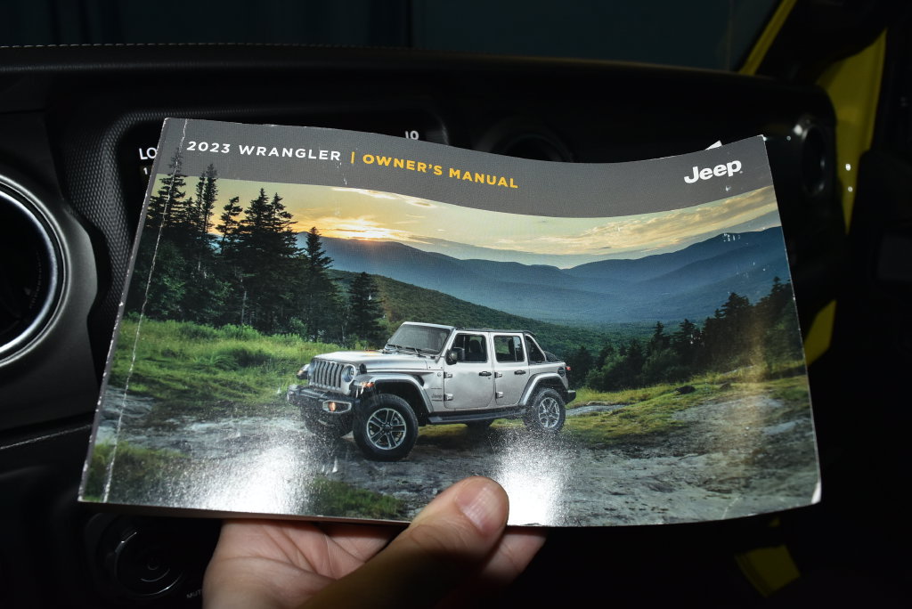 Used 2023 Jeep Wrangler Unlimited Sahara AWD/4WD image 10