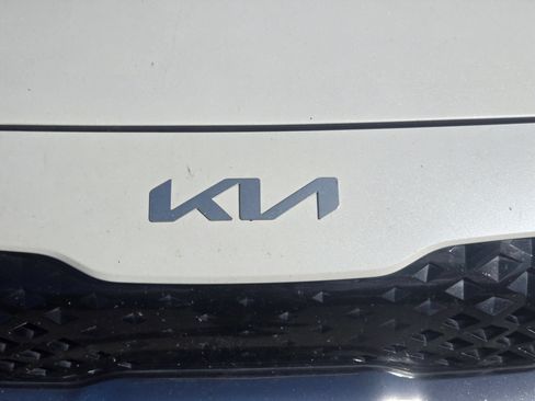 Used 2022 Kia Niro LXS FWD image 2