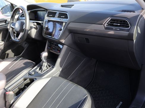 Used 2022 Volkswagen Tiguan SE w/ Panoramic Sunroof Package image 10