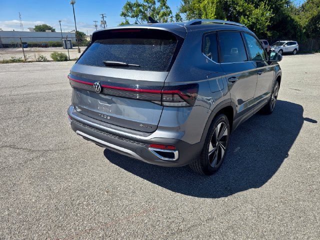 Used 2025 Volkswagen Taos SE AWD/4WD image 4