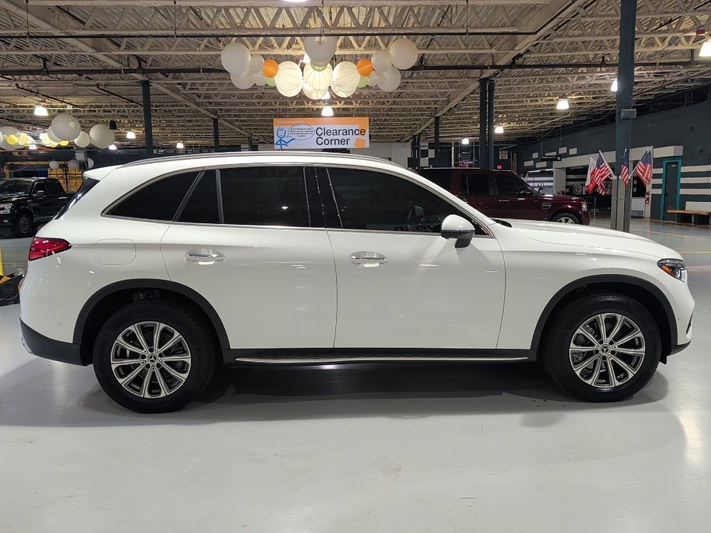 Used 2025 Mercedes-Benz GLC 300 4MATIC image 7