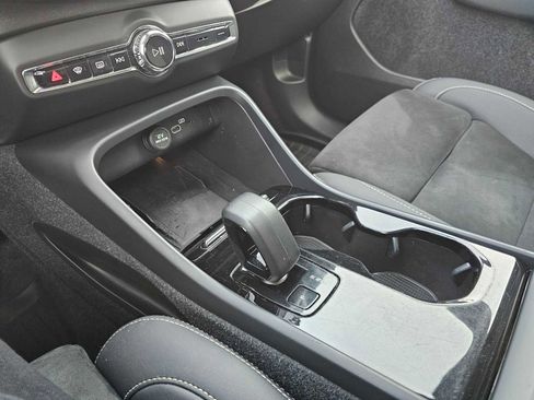 Used 2023 Volvo XC40 Recharge Ultimate image 31