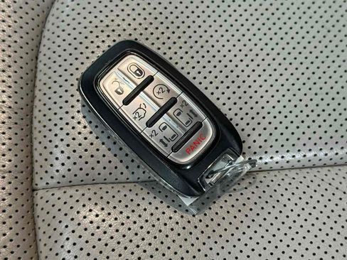 Used 2018 Chrysler Pacifica Limited w/ Tire & Wheel Group FWD image 40