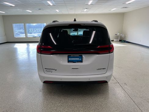 Used 2025 Chrysler Pacifica Limited FWD image 8