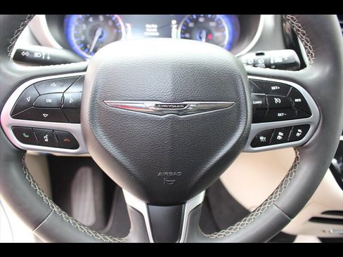 Used 2023 Chrysler Pacifica Touring-L FWD image 25