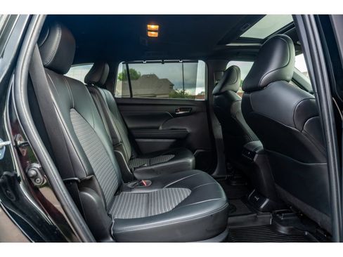 Used 2022 Toyota Highlander XSE AWD/4WD image 18
